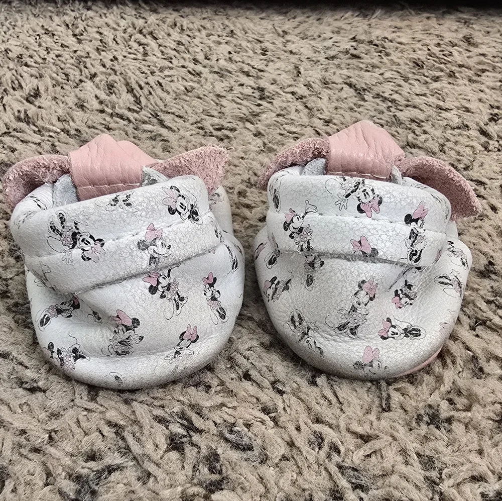 Freshly Picked Minnie Mouse knotted bow moccasins
